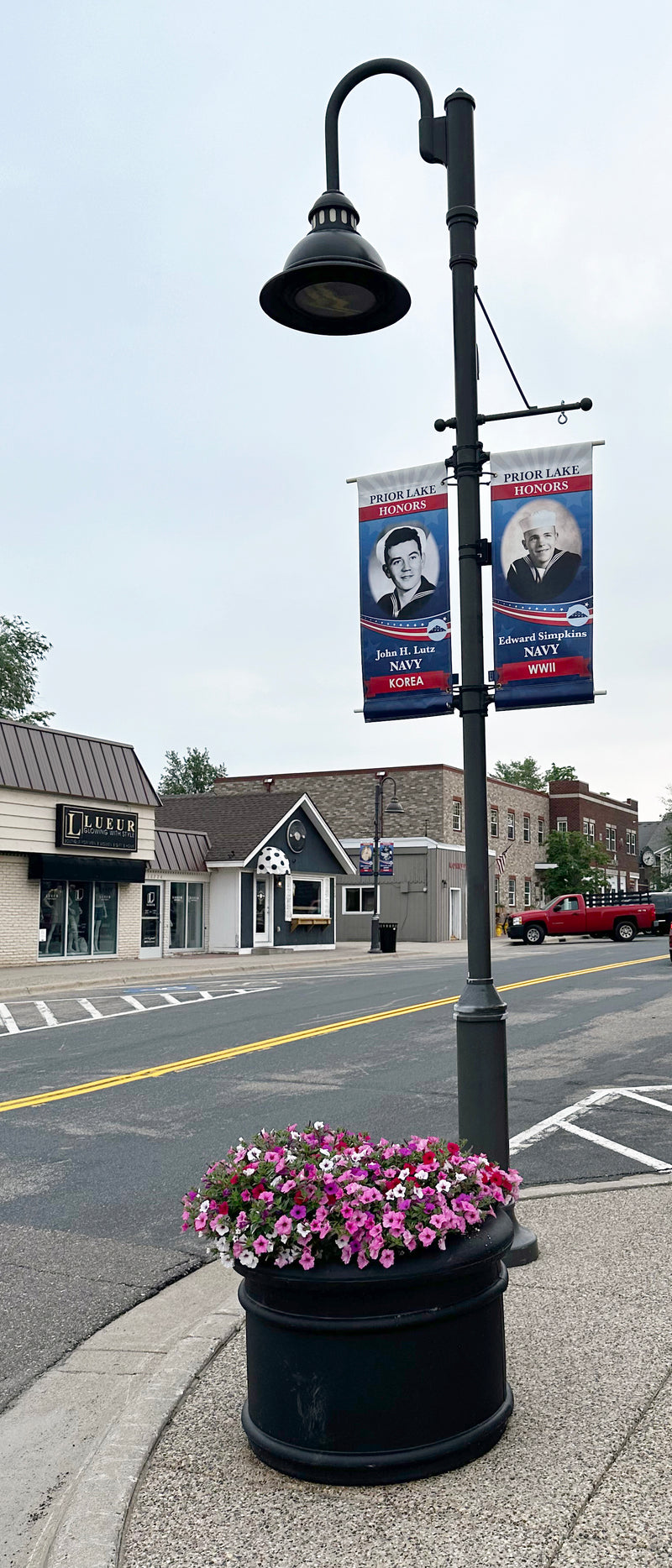 Load image into Gallery viewer, D444 Hometown Hero Duty Status - Pole Banner