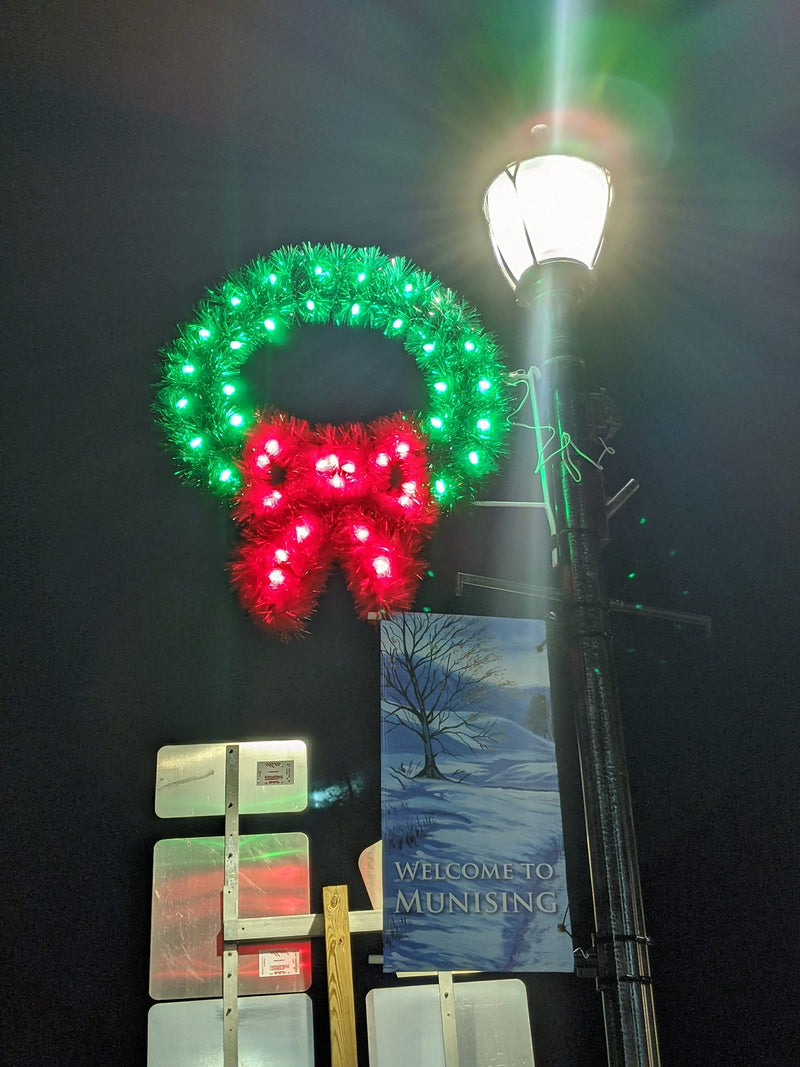 Load image into Gallery viewer, 4' Wreath with Bow Garland Pole Mounted Decoration